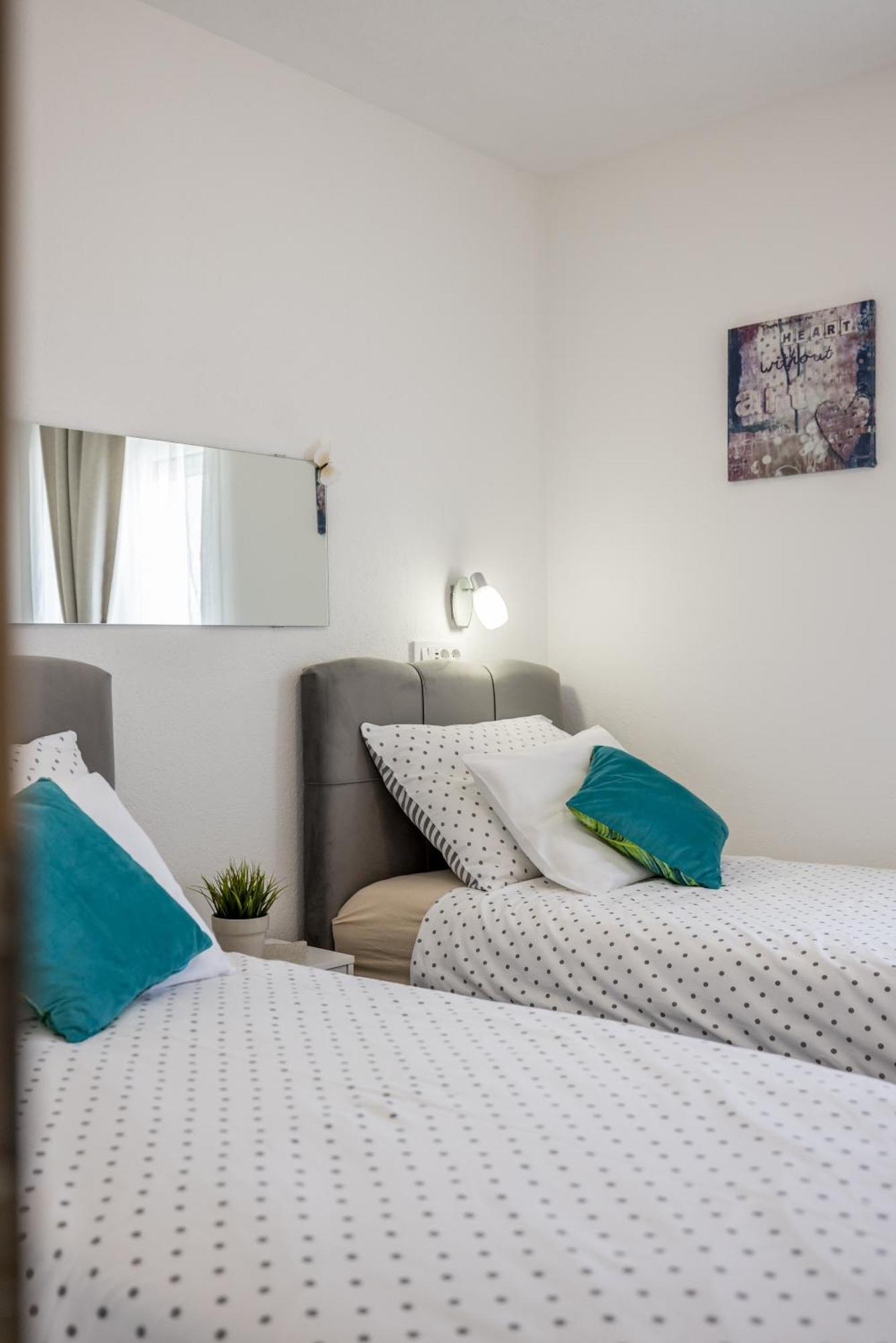 Apart Sa Terasom 250M Od Plaze,Parking,Wi Fi,Rostilj โตรกีร์ ภายนอก รูปภาพ